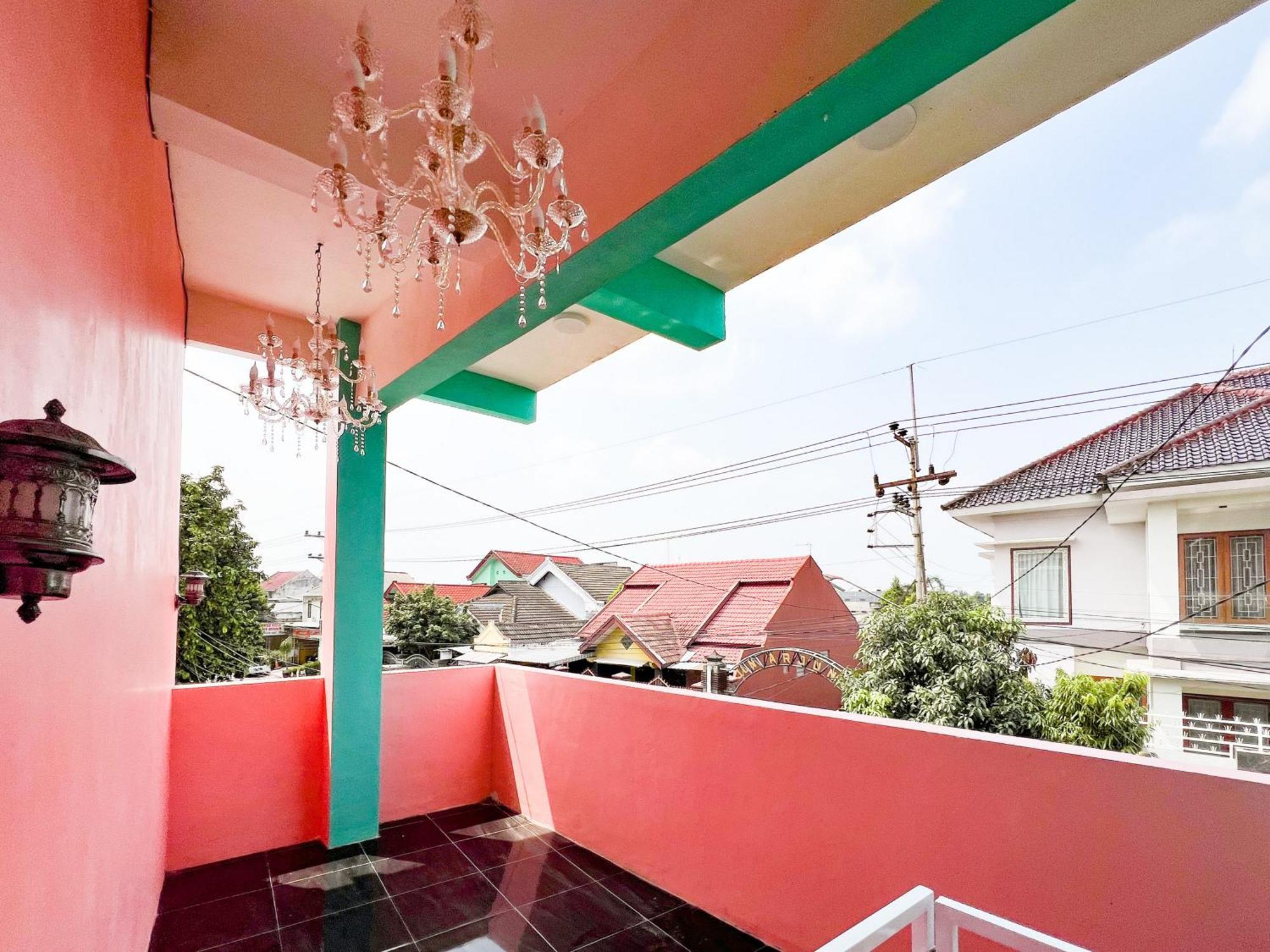 Reddoorz Near Sunrise Mall Mojokerto Ngoại thất bức ảnh