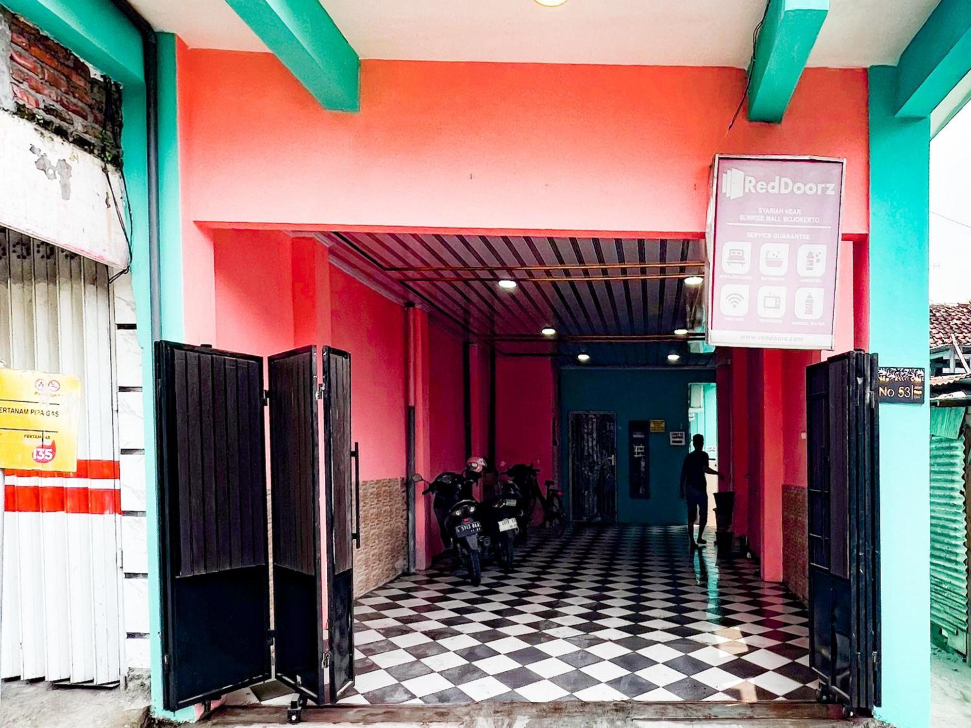 Reddoorz Near Sunrise Mall Mojokerto Ngoại thất bức ảnh