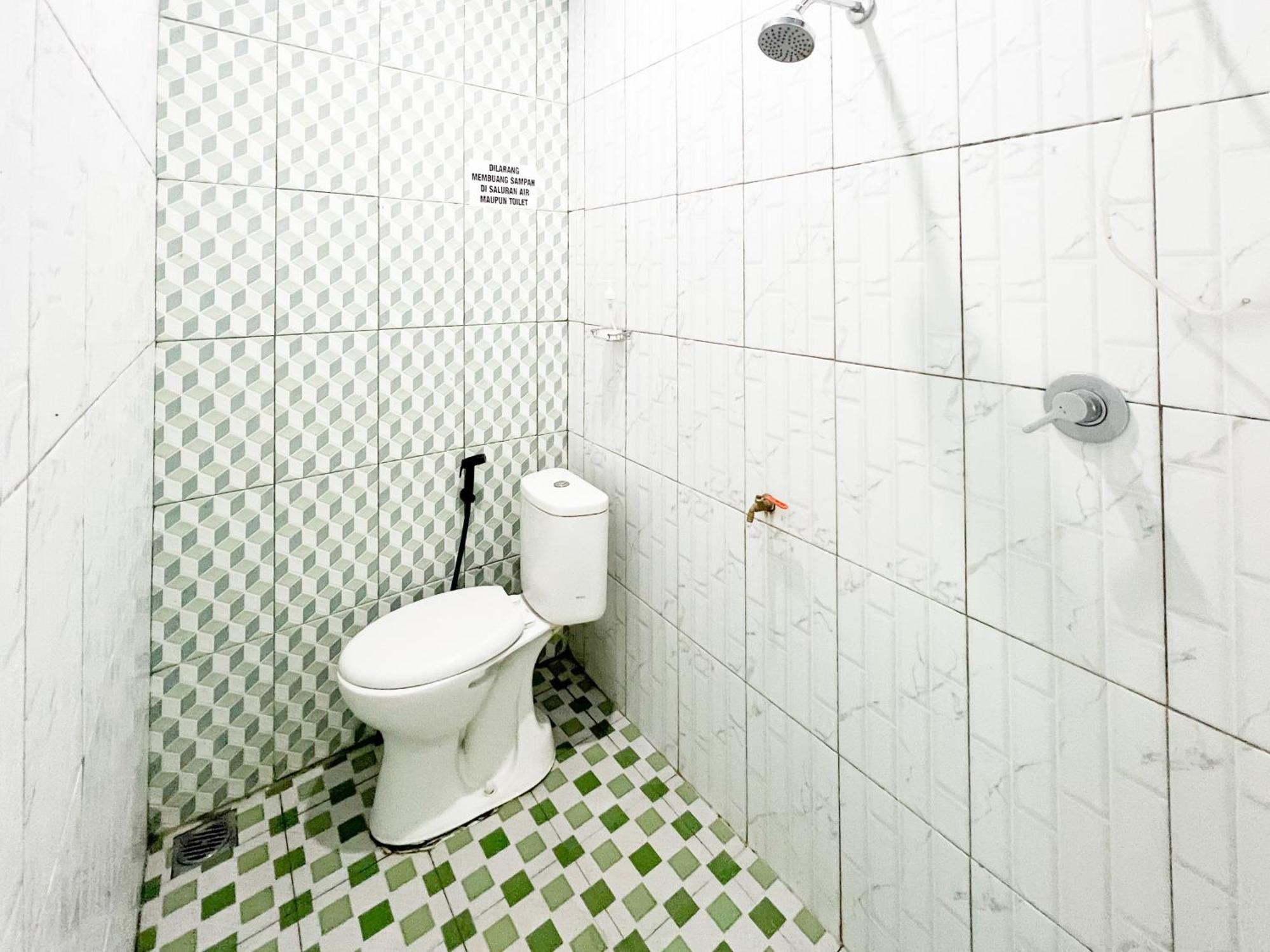 Reddoorz Near Sunrise Mall Mojokerto Ngoại thất bức ảnh