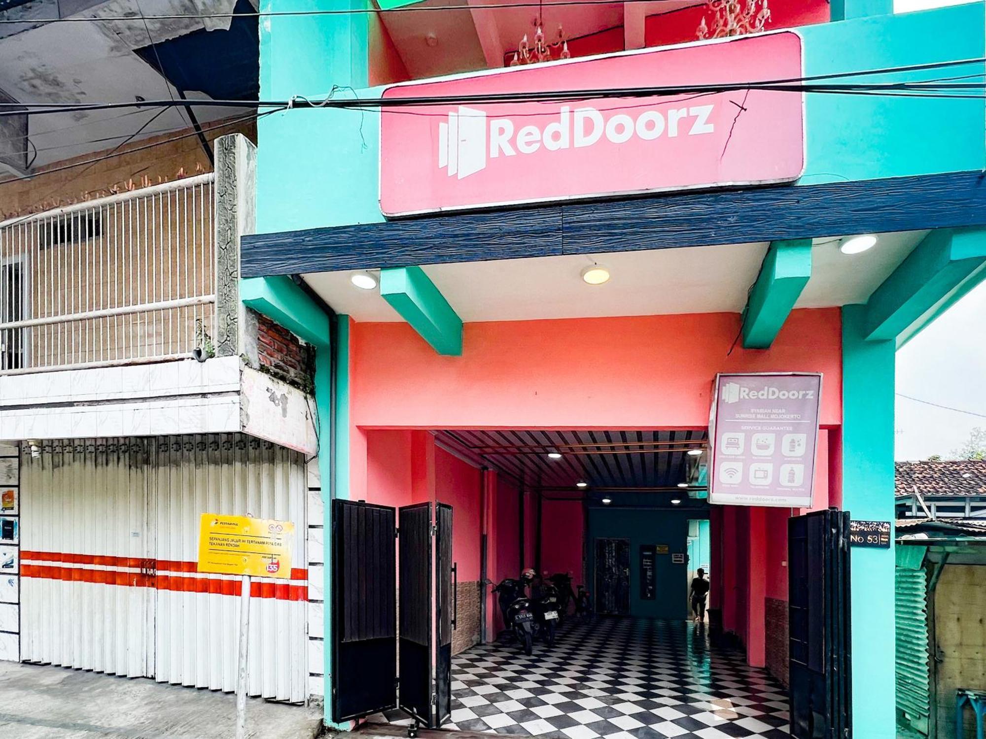 Reddoorz Near Sunrise Mall Mojokerto Ngoại thất bức ảnh